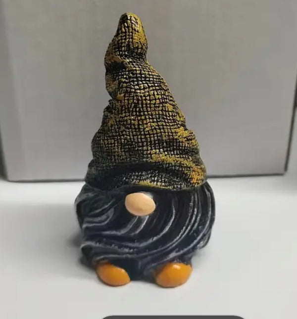 Gnome statues in Colour